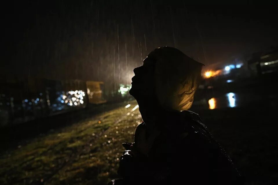 Парень в капюшоне. Парень ночью. Человек в капюшоне на крыше. Парень в капюшоне ночью. Человек в капюшоне ночью.