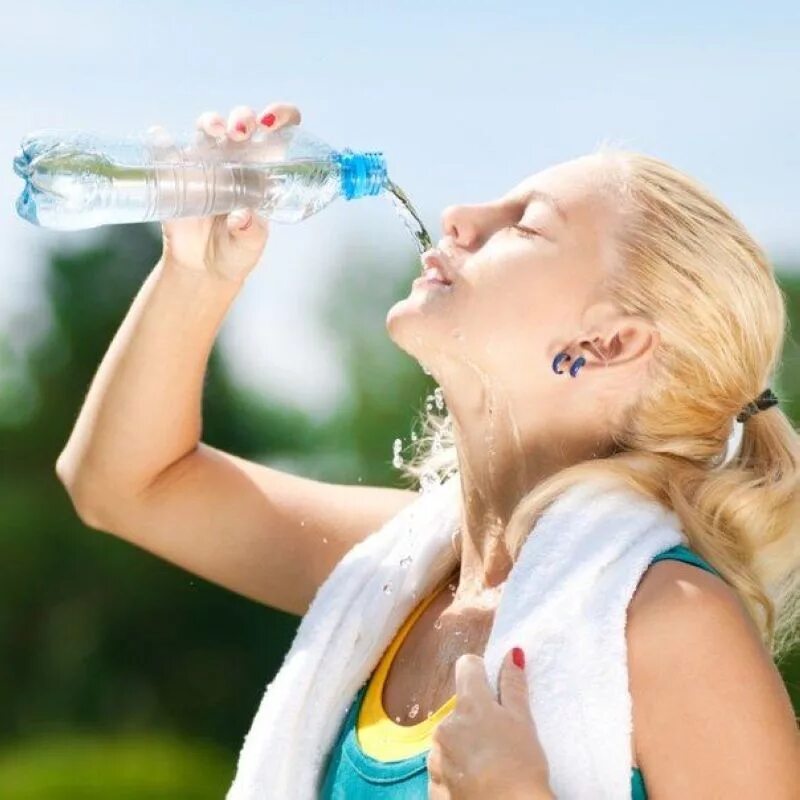 Включи девочка воды. Пить воду. Женщина пьет воду. Девушка пьет из бутылки. Пьет воду из бутылки.