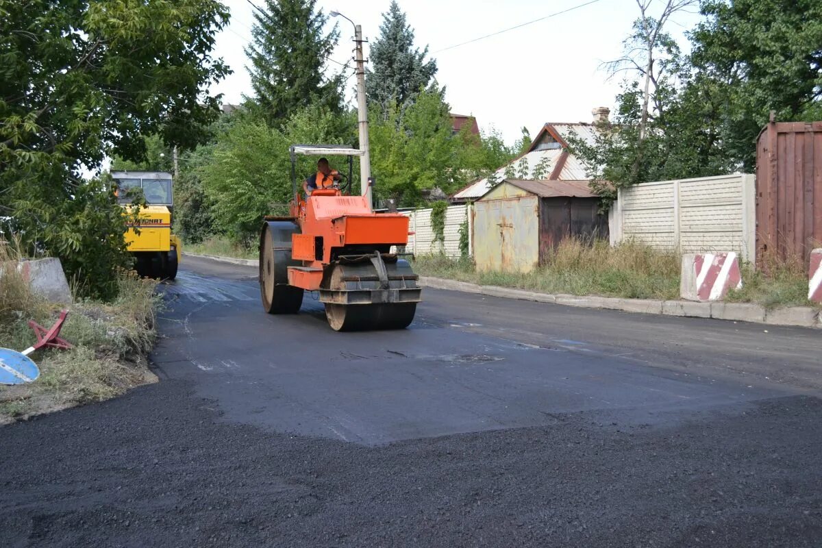 Ремонт дороги. Ремонтные работы. МУП дорога Осинники. За 3 недели отремонтировали 58