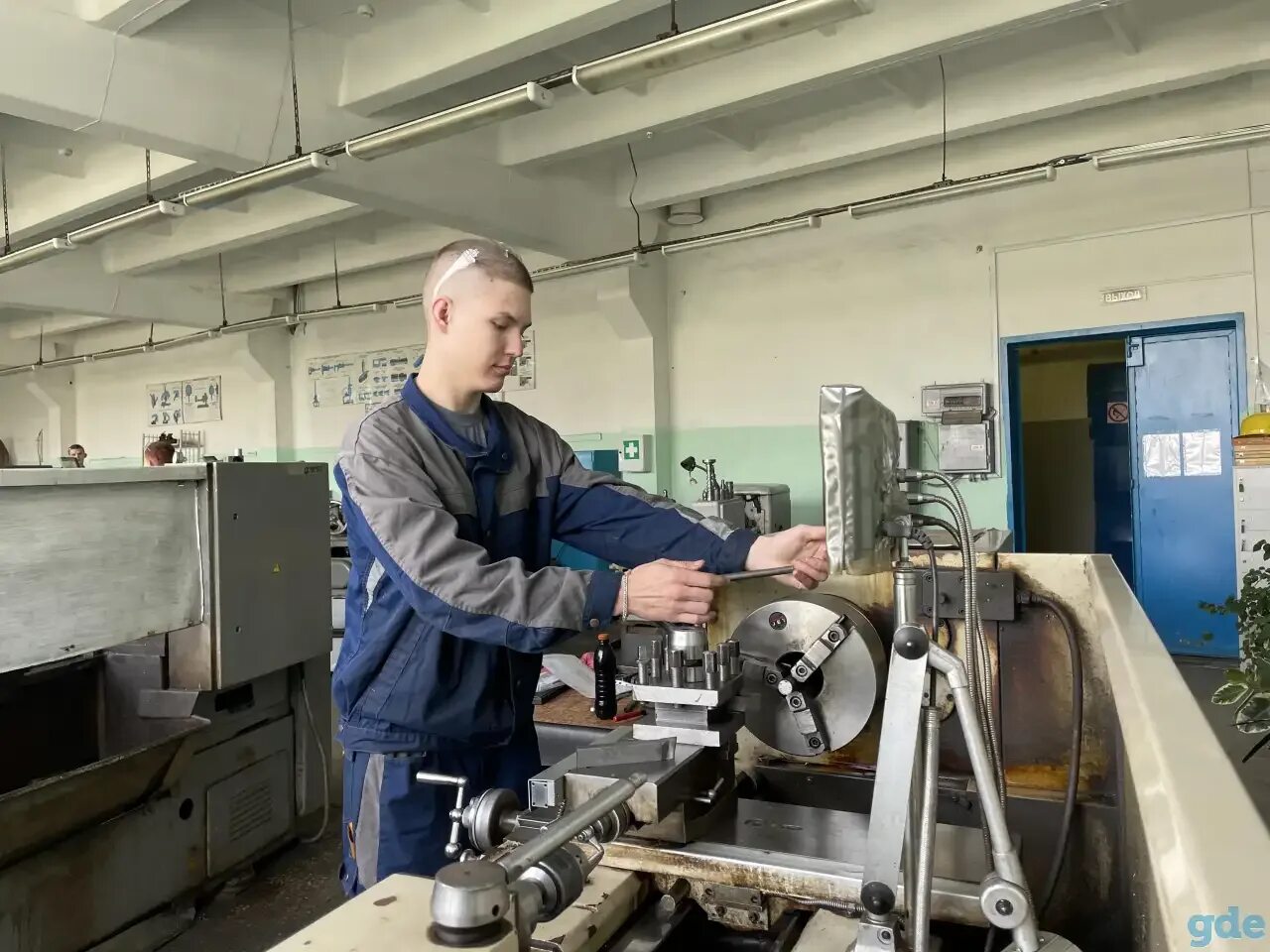 Станочник широкого профиля. Станочник фото. Токарь универсал станочник широкого профиля. Станочник широкого профиля завод. Станочники широкого профиля станки чпу.