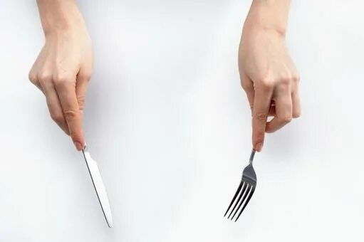Нож для мяса столовый этикет. Рука с вилкой. Нож вилка в руках. Нож в правой руке вилка в левой всё по этикету юмор. Руки с вилкой и ножом.
