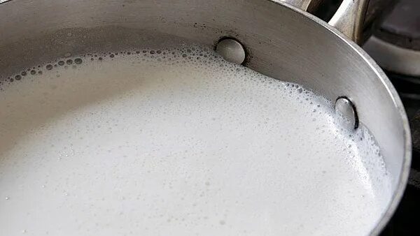 Горячее молоко. Горячая вода с молоком. Молоко довести до кипения. Горячая вода с молоком. Теплое молоко.