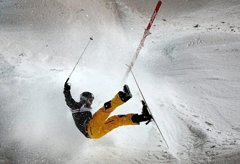 Лыжники упали. Экстремальный спорт. Падение на горных лыжах. Травмы на горных лыжах. Падение горнолыжника.