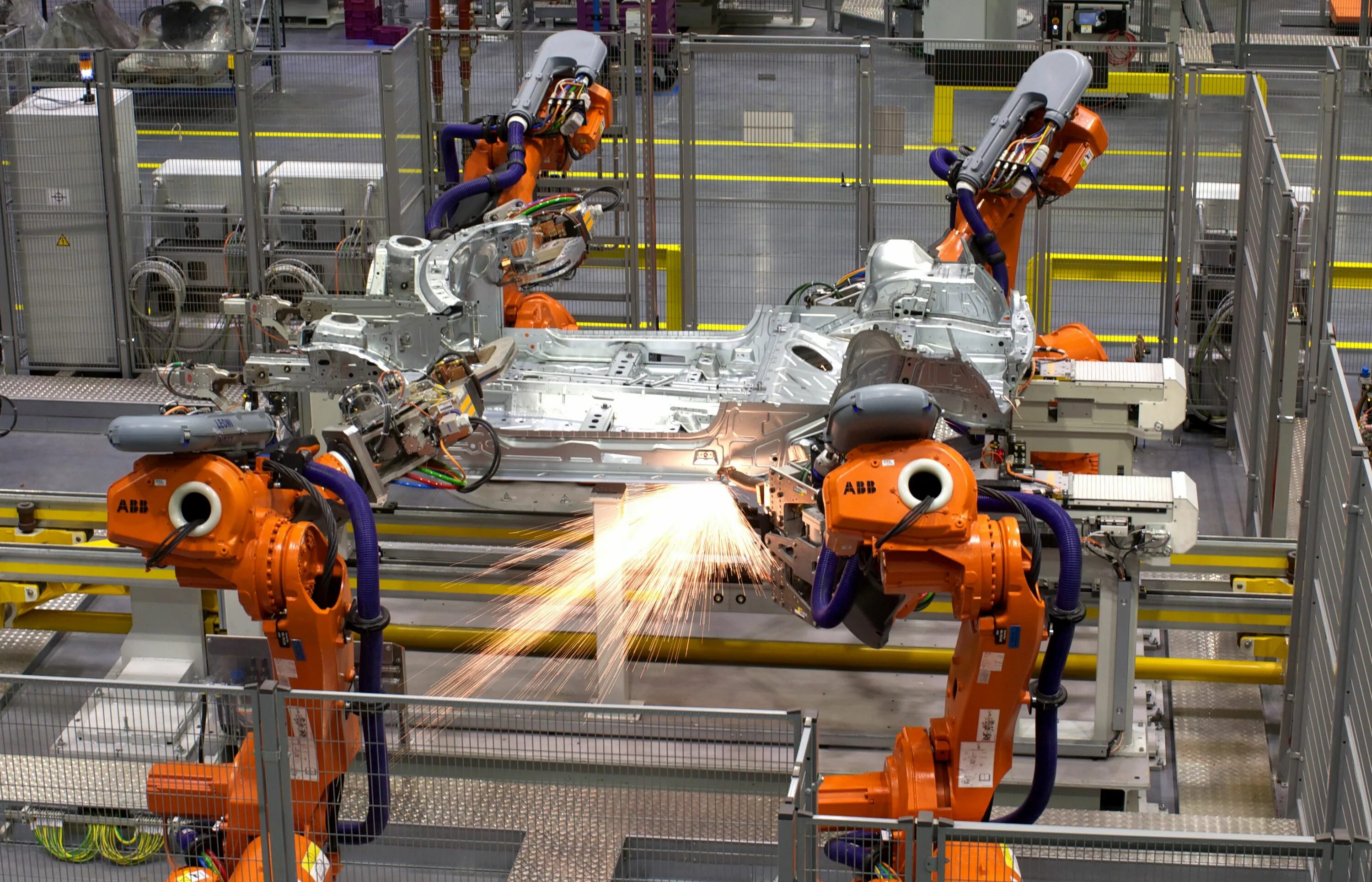 Цех роботов. Робот конвейер. Промышленные роботы. Роботы на производстве. Промышленная робототехника.