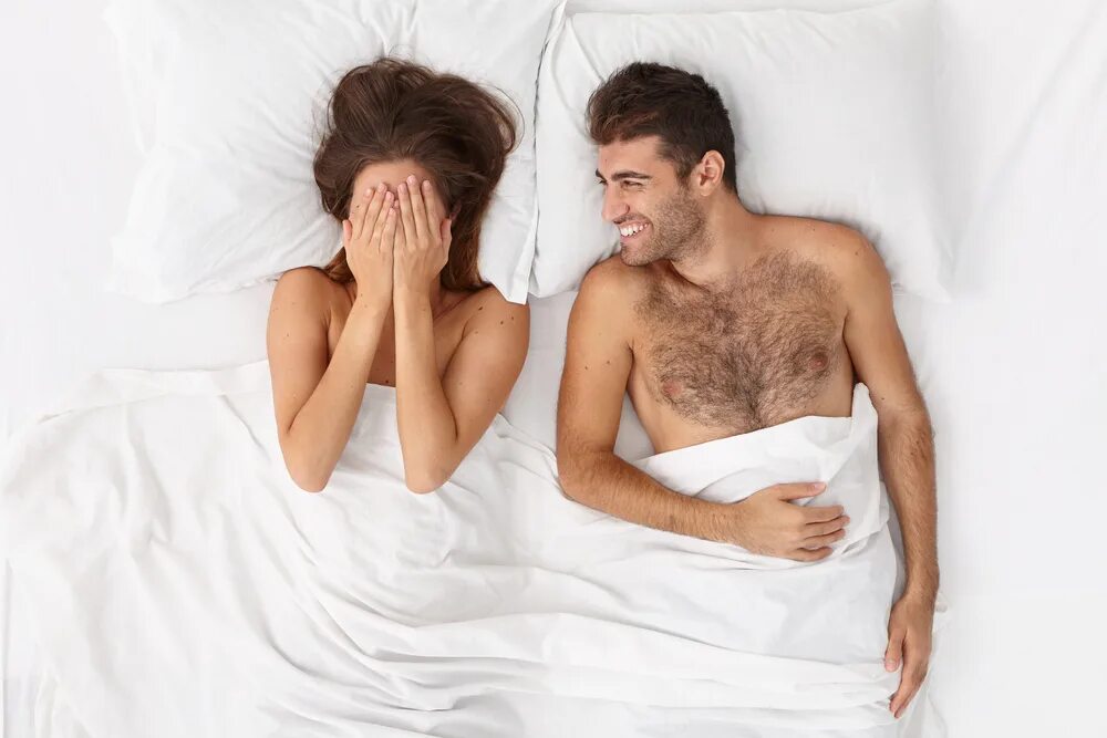 Русские муж и жена в постели. After flirt in Bed. Lovers Happy Bed.