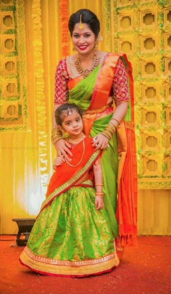 Дочь Индии. Мама индианка и дочка. Национальная одежда мама и дочка индийский. Индийский мама одевается.