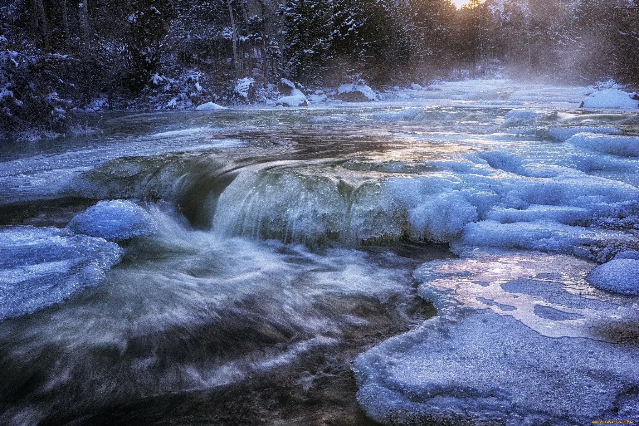 Вода бежит с ручьями споря. Весенние ручьи. Ледяная река. Река зимой.