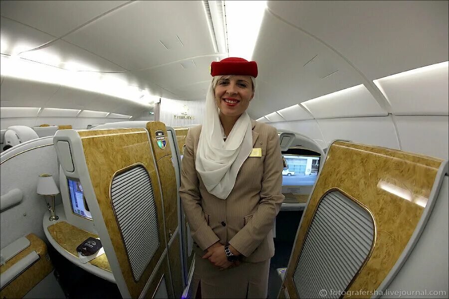 Дубай москва новости. Эмирейтс а380 Эмирейтс из Москвы. Emirates a380 Москва Дубай. Самолеты Эмирейтс Москва Дубай. Эмирейтс а380 Москва Дубай первый класс.