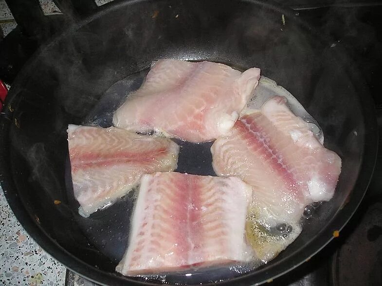 Сколько варить филе трески. Порционные куски рыбы. Припускание рыбы порционными кусками. Нарезка рыбы на порционные куски. Рыба припущенная.