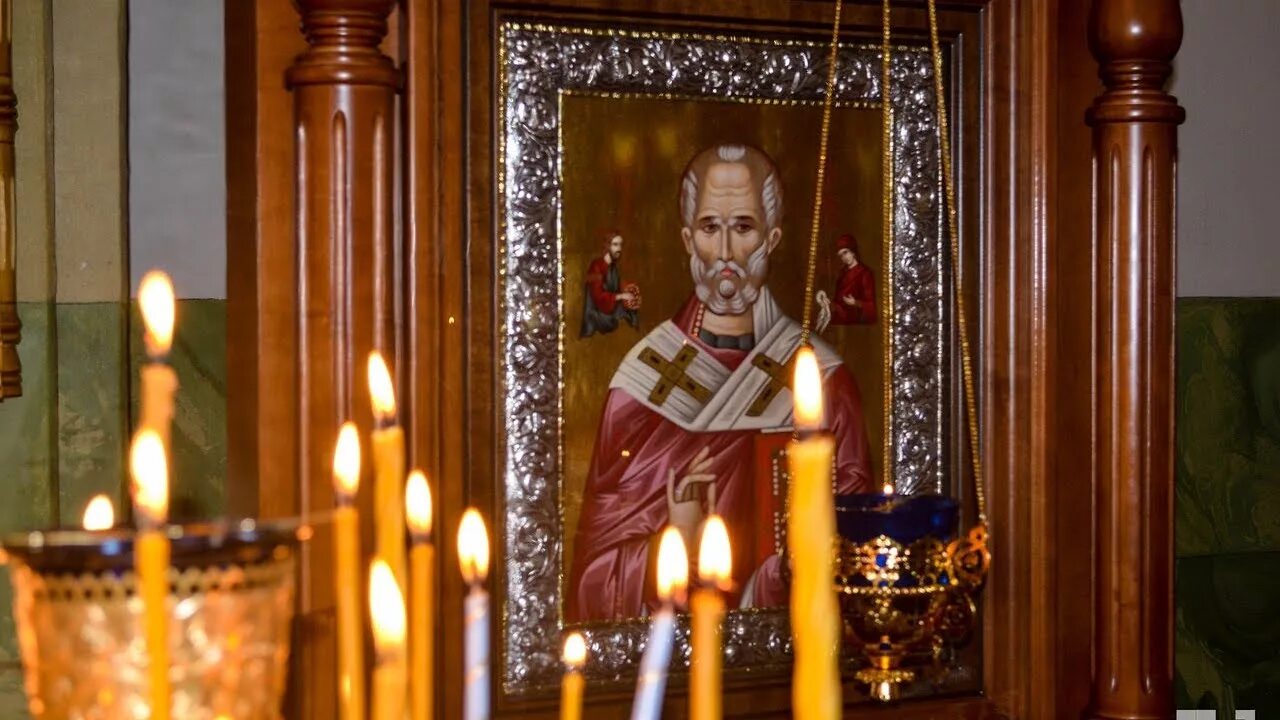 Свечи перед иконой николая чудотворца. Электронная свечка в храме. Петропавловский храм томск икона николая. Икона николая чудотворца со свечами. Поставить свечку николаю чудотворцу.