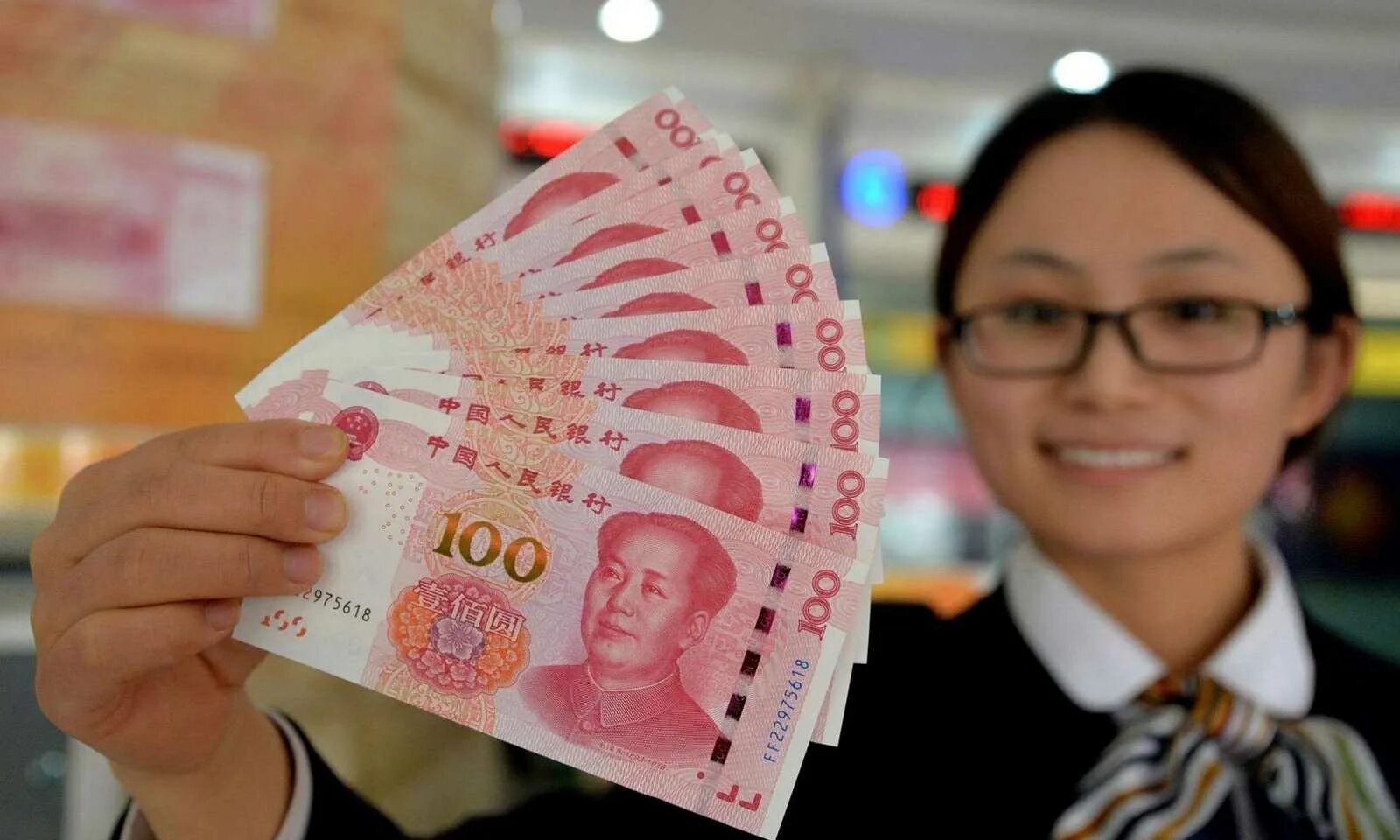 Деньги Китая. Современные китайские деньги. Китаец с деньгами. Китайские деньги юань.