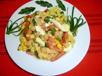 Салат с картошкой огурцом и яйцом колбасой