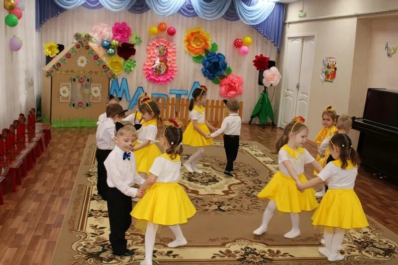 Дети танцуют в детском саду. Весенний утренник в старшей группе