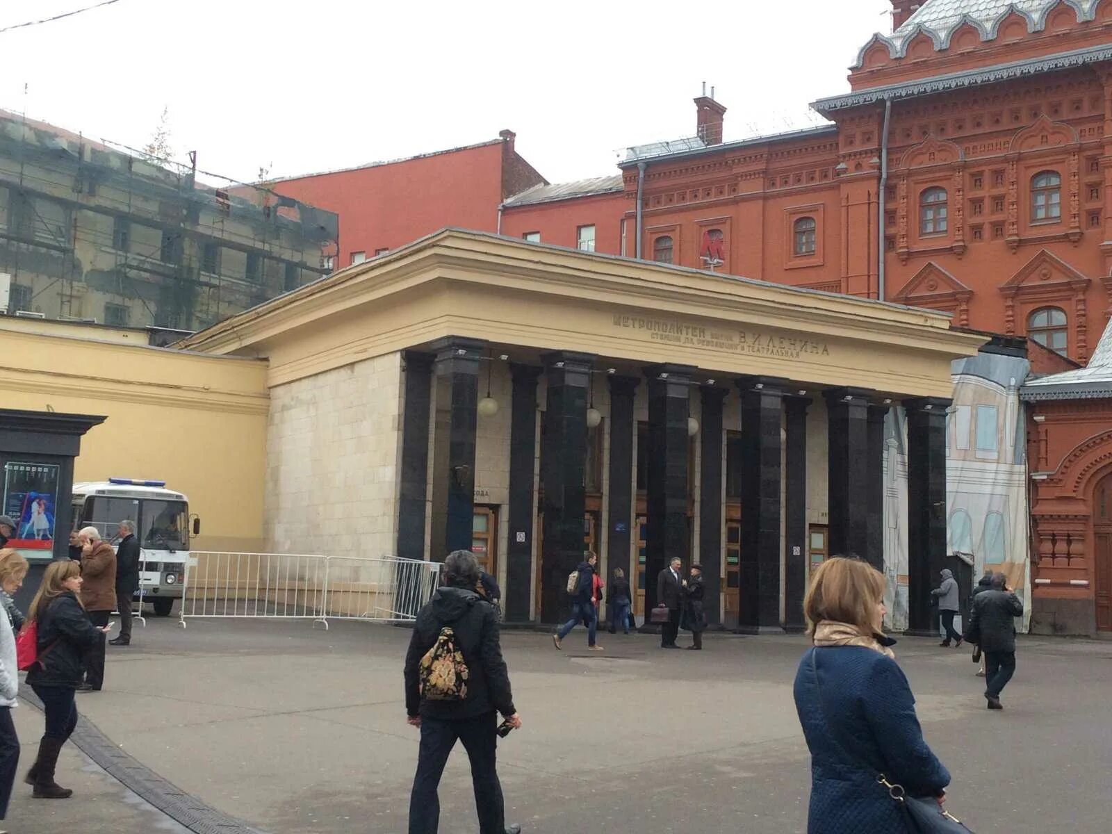 Площадь революции станция метро Москва. Вестибюль станции метро площадь революции Москва. Вестибюль станция метро Театральная Москва. Вестибюль метро площадь революции и Театральная. Театр метро арбатская