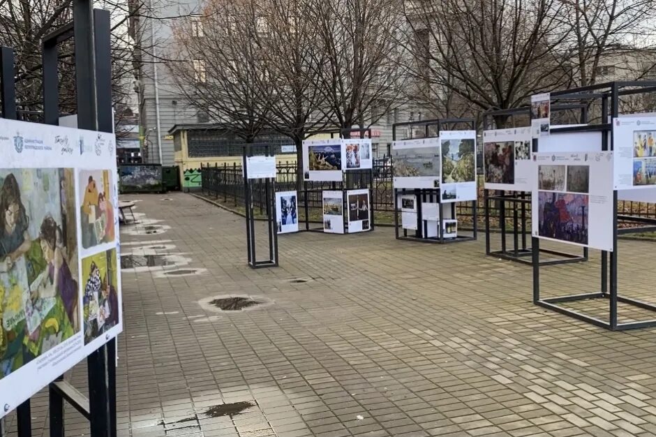 выставка под открытым небом. уличные стенды в гренте. выставка под открытым небом. выставка под открытым небом на стендах. музей картин под открытым небом.