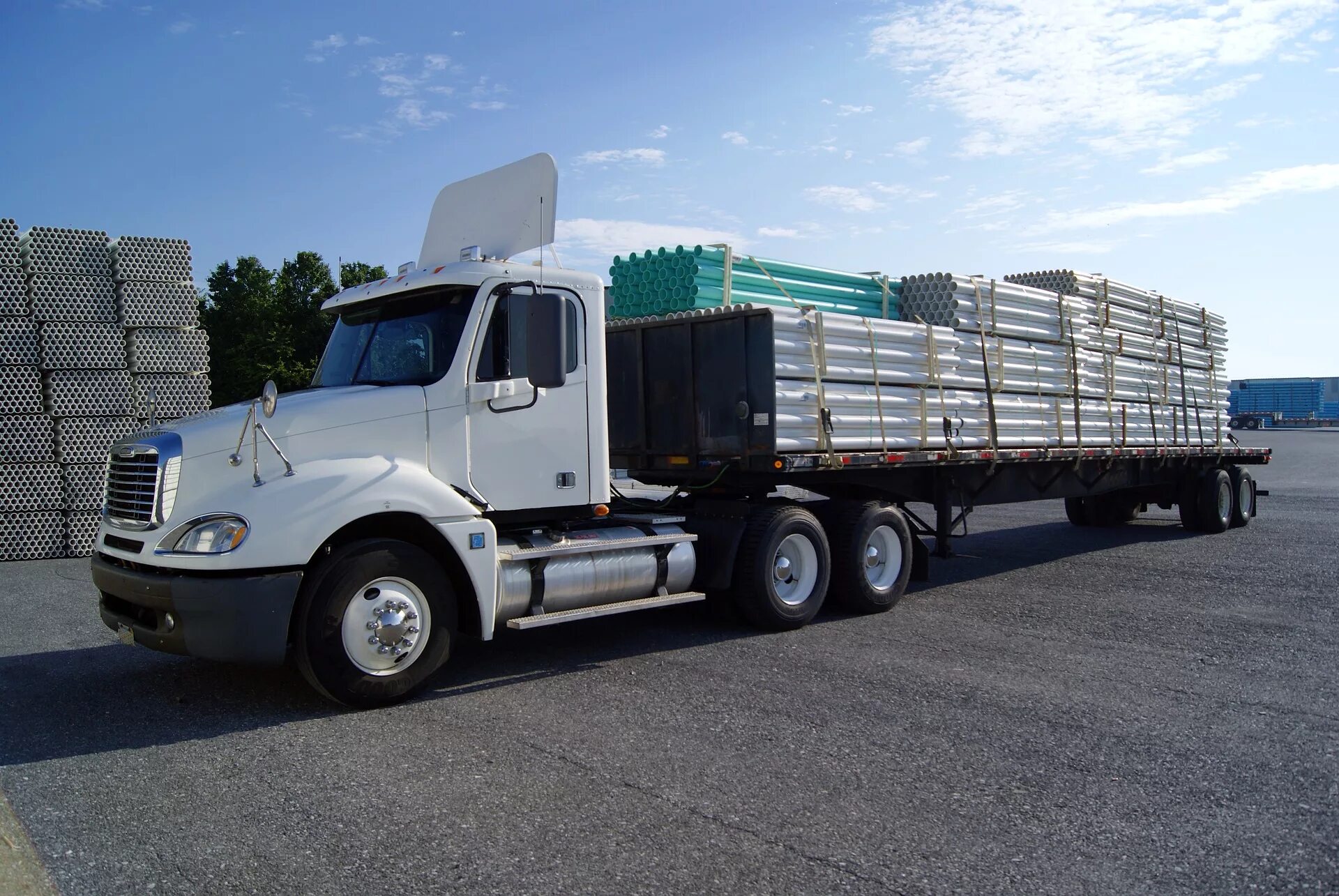 Грузовик поддоны. Wood delivery. Машина груженая трубой. Truck load. Truck with loader.
