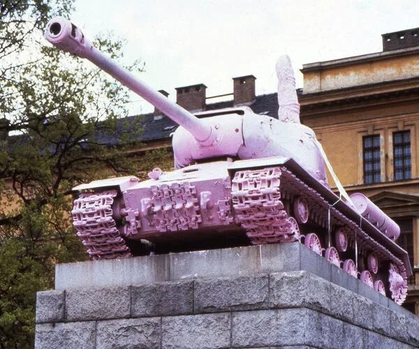 Розовый танк. Розовый танк ис-2 в чехии. памятник советским танкистам в праге. розовый ис 2 прага. розовый танк т 34.