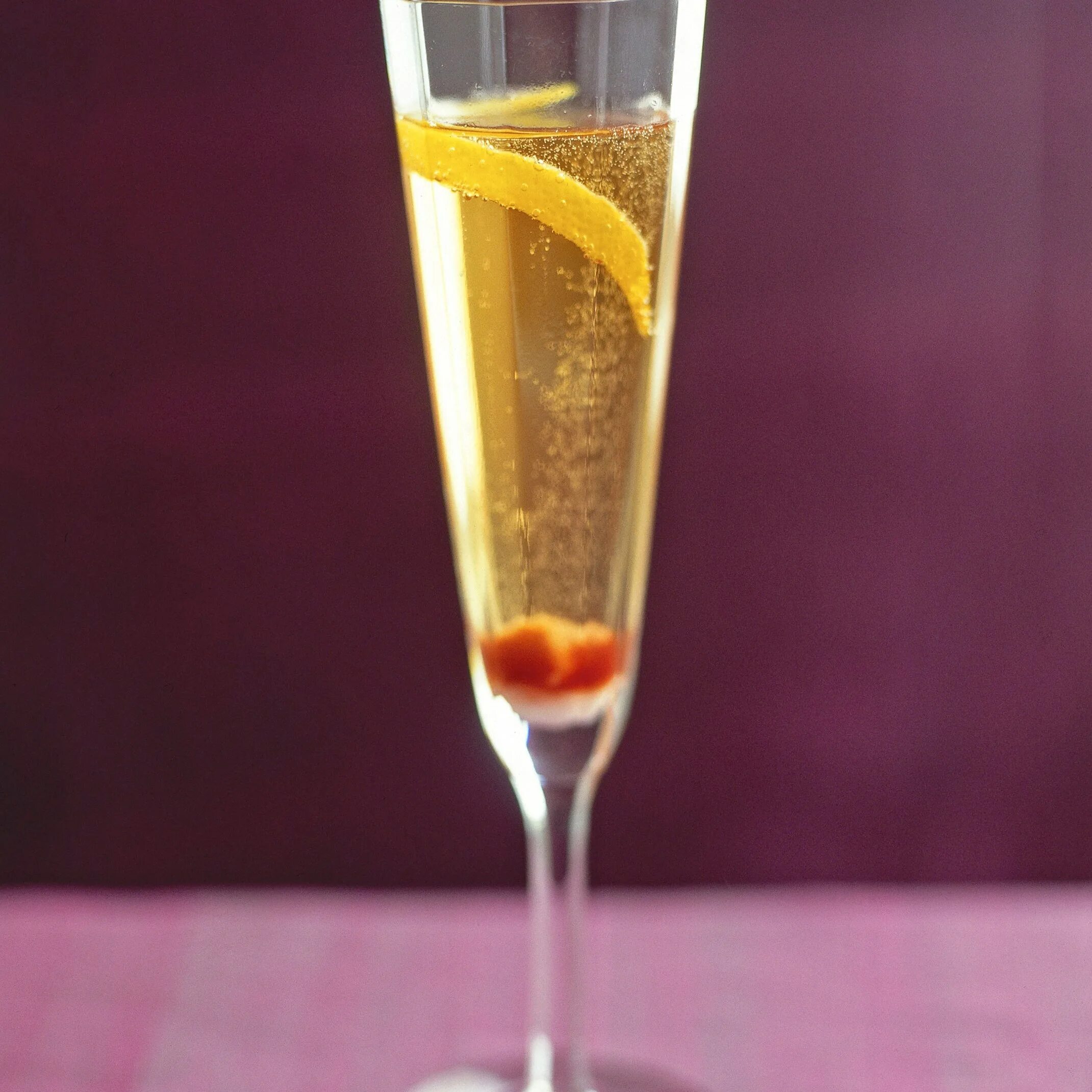 French 75 коктейль. Сахар для шампанского. Baccarat коктейль. Коктейли на основе шампанского. Коктейль из шампанского.