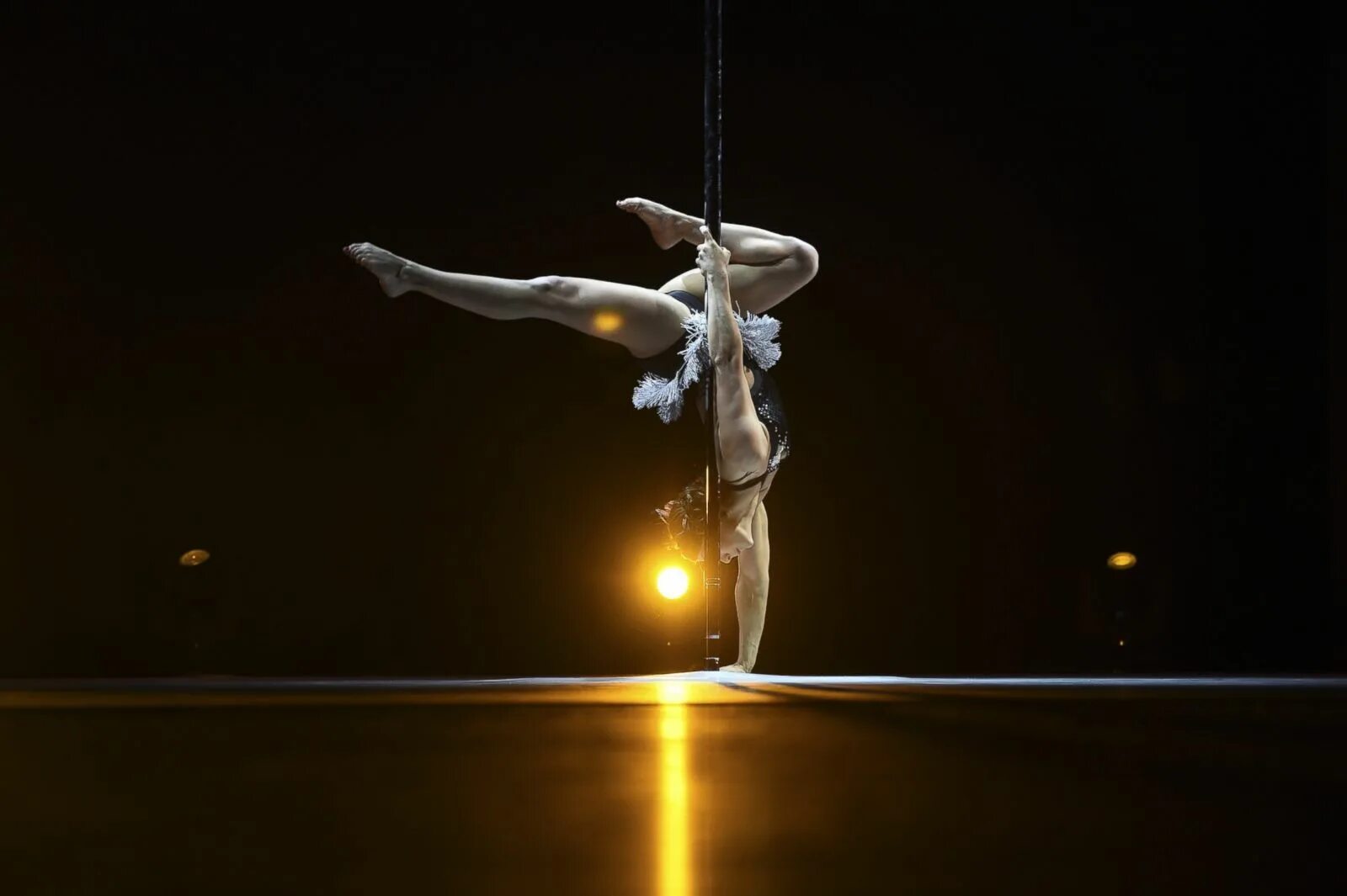 World pole. Эквилибристика на пилоне. Перформанс. Performance Art. Performances.