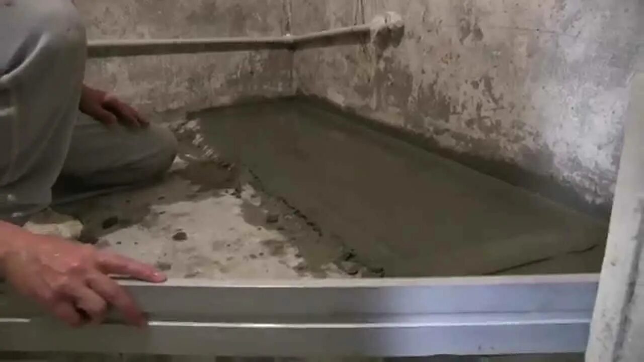 Стяжка в ванной комнате. Стяжка пола в ванной. стяжка пола в ванной под плитку. заливка пола в ванной. стяжка пола в туалете.