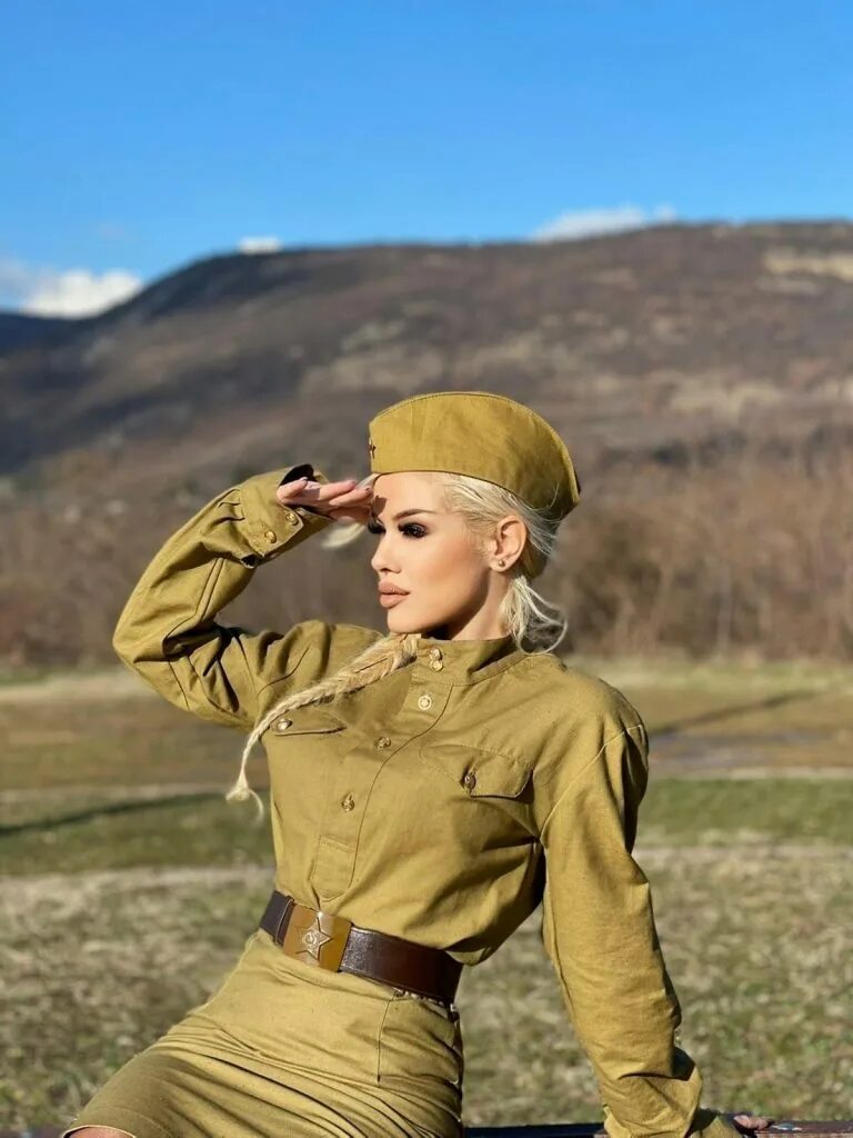 Ана Грозданович Сербия. Джоанна Блисс в военной форме. Фотосессия в военной форме. Блондинка в военной форме.