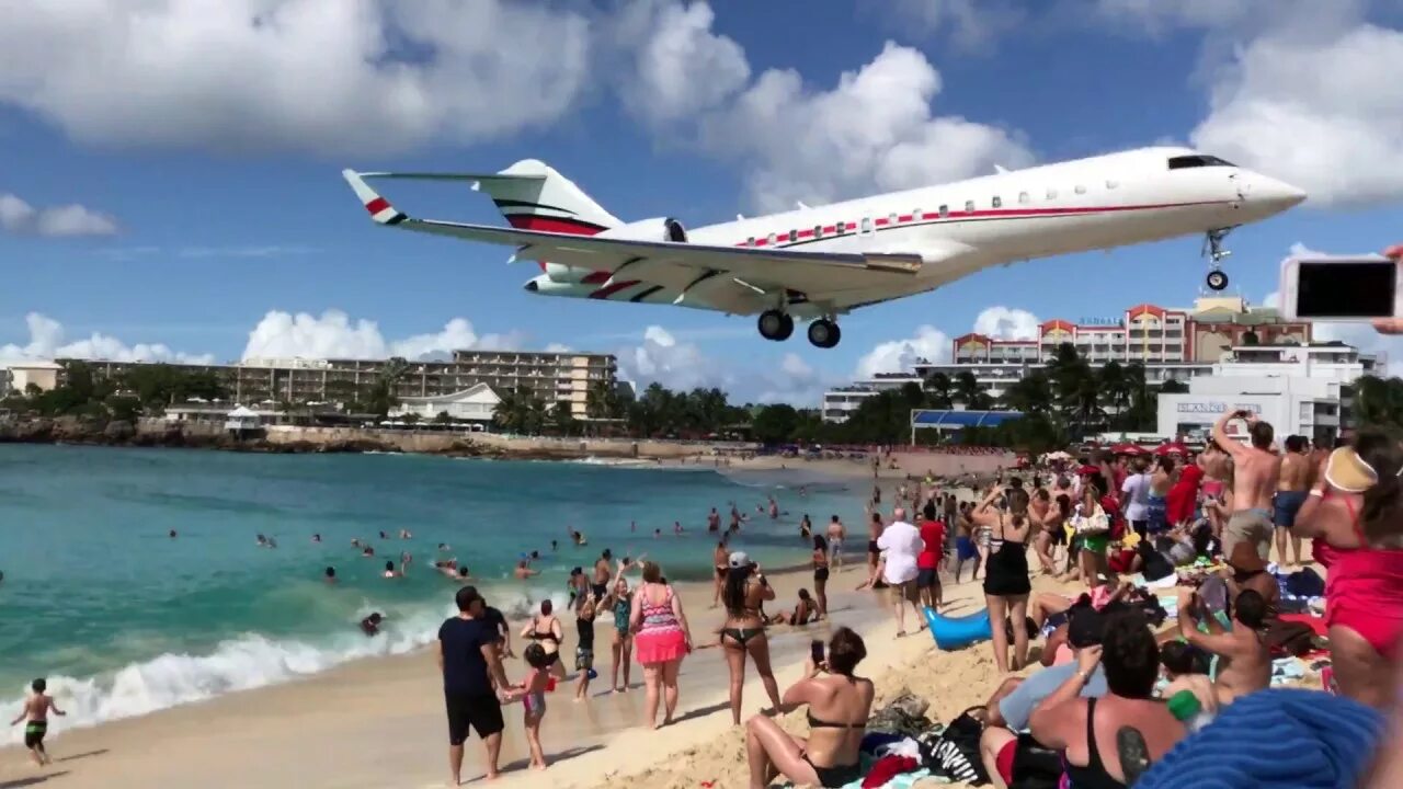 Самолет бич. Пхукет самолет над пляжем. Аэропорт возле пляжа. Пляж рядом с аэропортом.