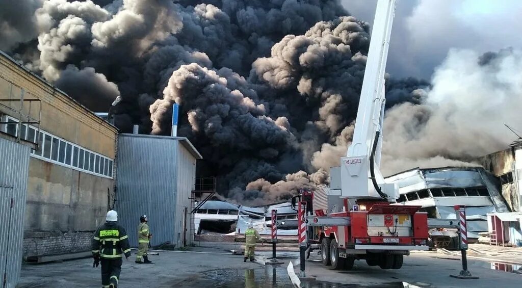 Сгорело производство. Пожар склад Самара. Горит завод. Пожар на производстве. Пожар на лакокрасочном заводе.