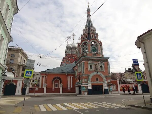 Храм Григория Неокесарийского на полянке. Храм на ул. большая Полянка. Храм святителя Григория Неокесарийского в Дербицах. Храм рядом с метро Полянка.