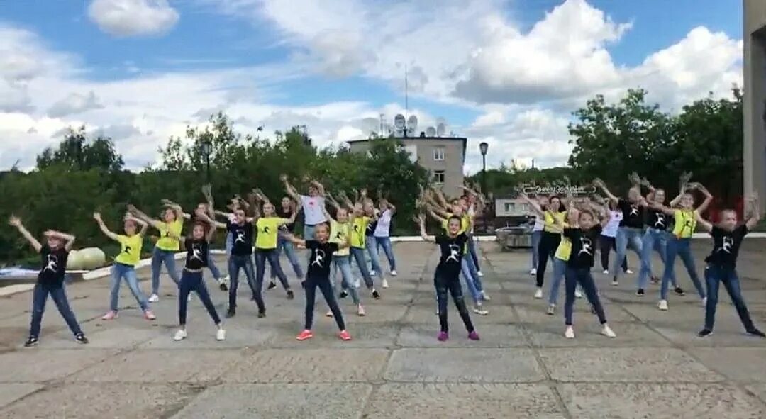 День молодежи кирово чепецк программа. Флешмоб день физкультурника. танцевальный флешмоб на улице. массовый танец. флэшмоб на день физкультурника.