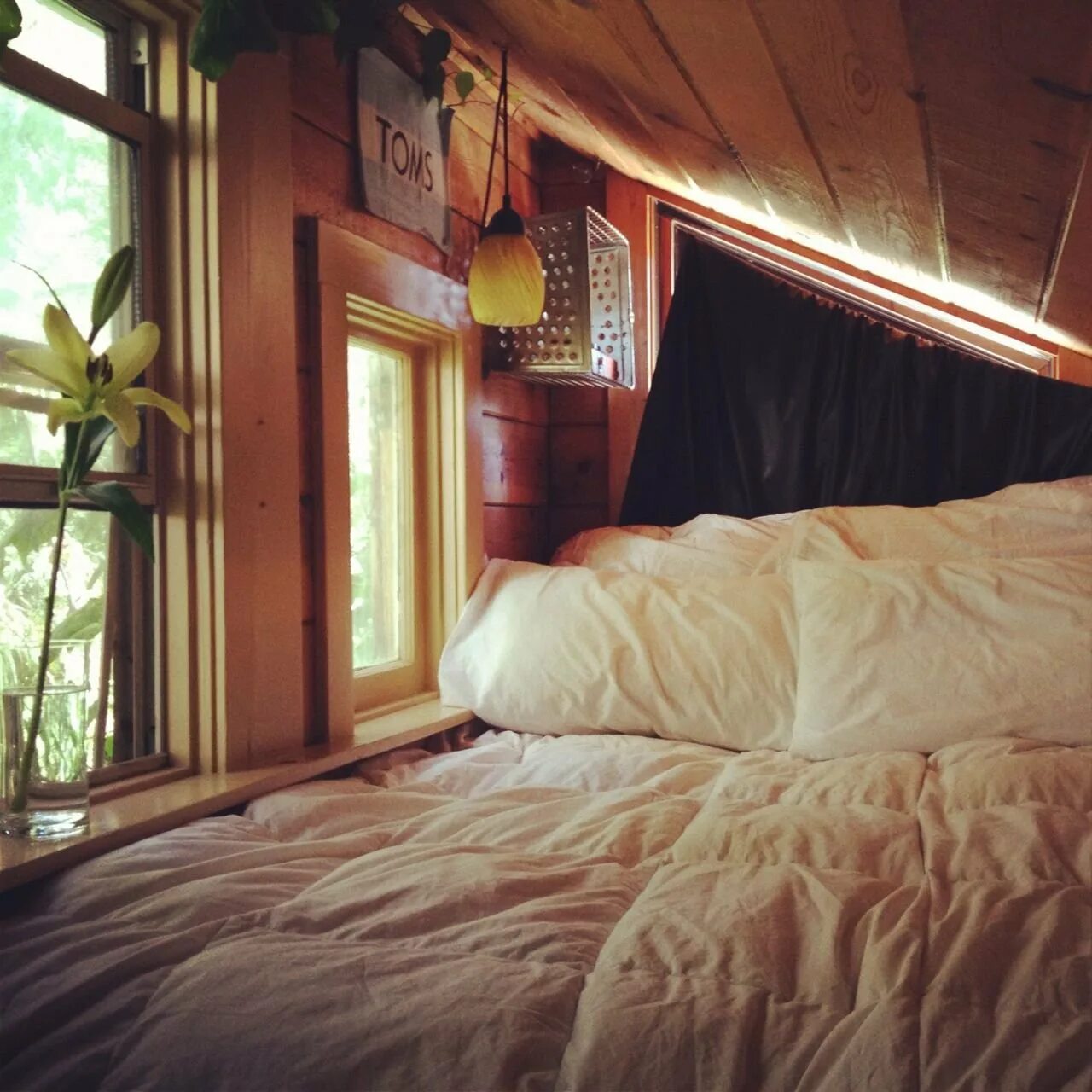 Красивые эстетичные комнаты. Уютная кровать. Cozy bed. Интерьер спальни. Cozy bed.