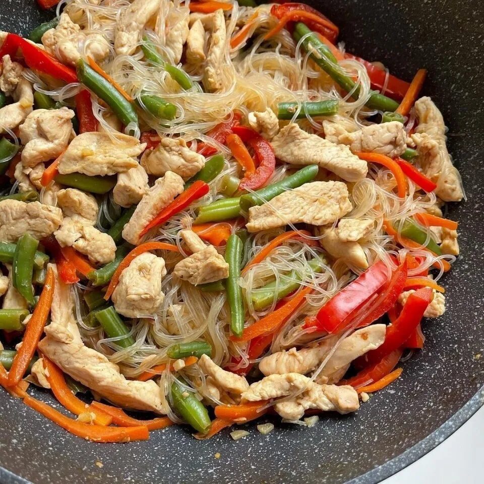 Соевая лапша с овощами и курицей. Фунчоза. фунчоза с курицей и овощами в соевом соусе. фунчоза с курицей и болгарским перцем. хойсин фунчоза.