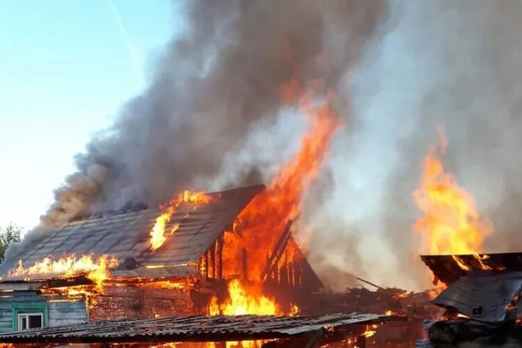 Погода ивановка михайловского. Пожар в Ивановке. В Ивановке сгорел дом. Пожар село Ивановка. Немчанка пожар.