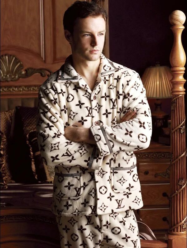 Мужской луи. Халат Луи Виттон. Пижама от Луи Виттон. Луи Виттон костюм мужской. Мужская пижама Louis Vuitton.