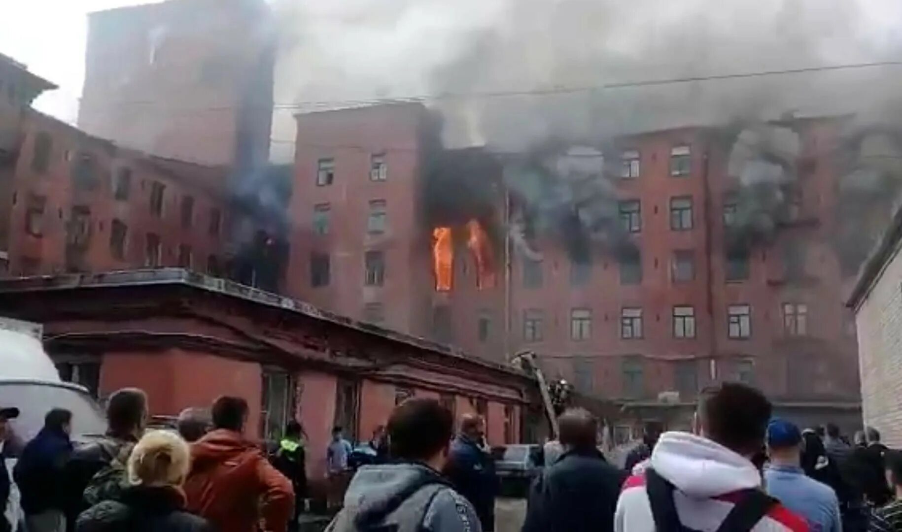 Что горит спб сейчас в невском районе. Невская мануфактура октябрьская набережная 50. пожар в санкт-петербурге мануфактура. пожар в здании невской мануфактуры. пожар в здании филармонии спб.