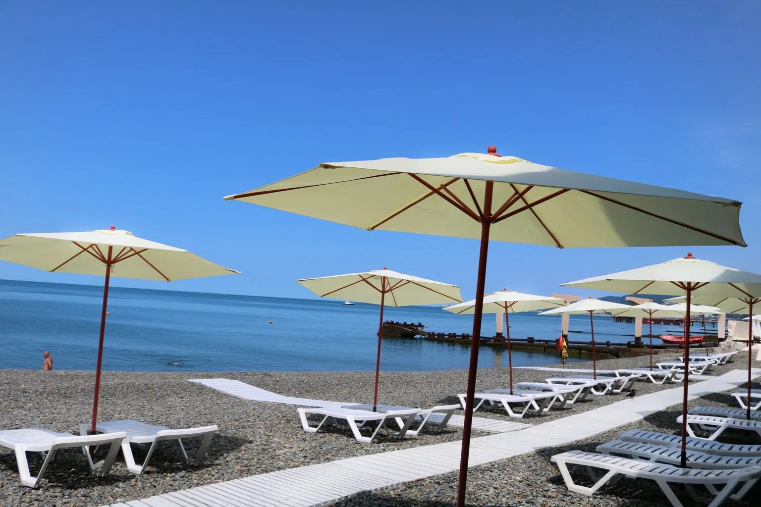 Отель лучезарный лоо. Апарт-комплекс лучезарный сочи. Отель лучезарный лоо. Санаторий заполярье в городе сочи. Пляж отеля бридж резорт адлер.