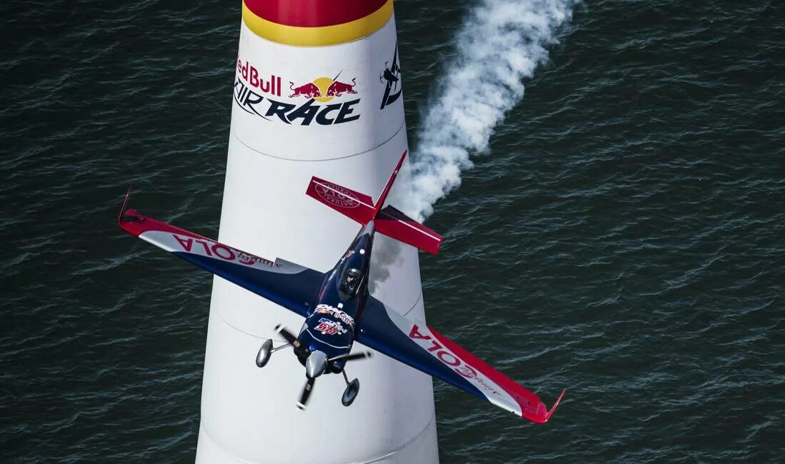 Редбул самолет. Air race. Авиационные гонки. Казань с воздуха. Red bull air race атрибутика.
