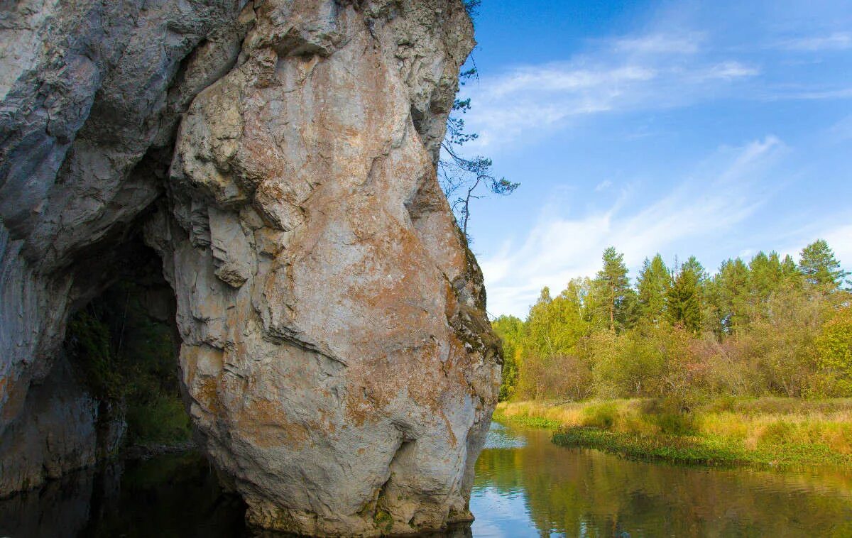 скала дыроватый камень оленьи ручьи. камень дыроватый на реке чусовой. дыроватый камень. природный парк оленьи ручьи свердловская область. камень дыроватый на чусовой.