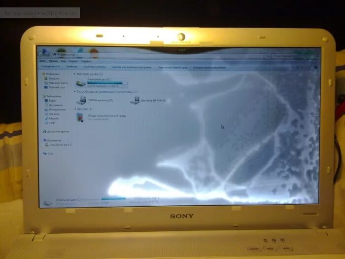 На экране планшете появился. Разводы на экране ноутбука. Разводы на матрице монитора. Разводы на матрице ноутбука. Белые разводы на матрице монитора.