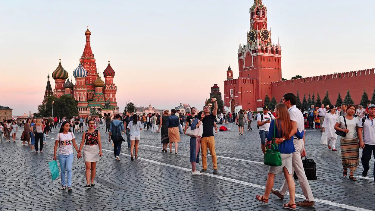 Туризм в Москве. Туристы в Москве. Туристы в центре Москвы. Турпоток Москва. Предстанут в москве