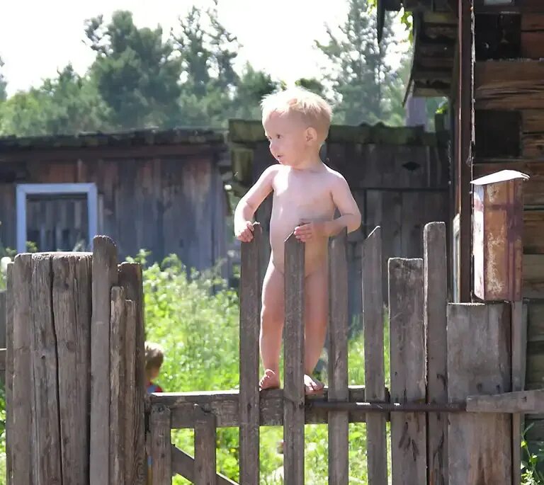 Ходим ли дома голыми. Маленький голенький мальчик. Мальчик в деревне. Мальчишки на даче. Деревенские мальчишки.