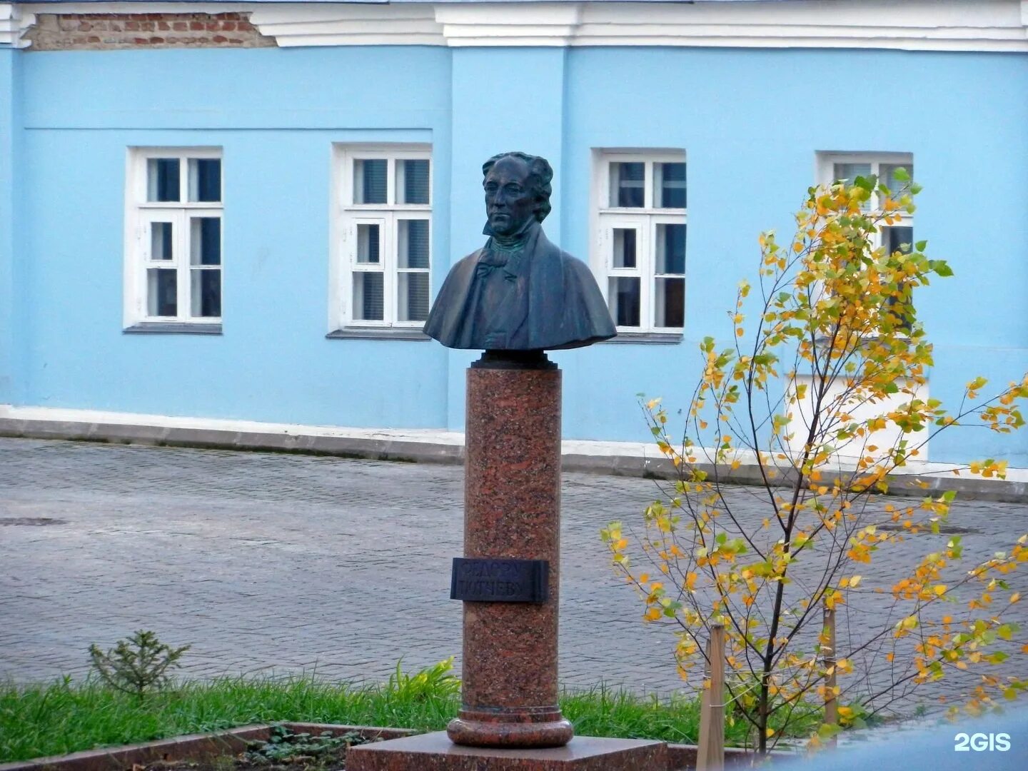 Москва тютчева. Памятник фещору тищеву. Памятник Тютчеву в Москве. Фёдор Иванович Тютчев памятник. Дом Тютчевых в Москве в армянском переулке.