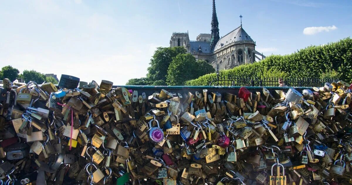 Лужковский мост замки. Лужковский мост. Замок с мостом. Лужковский мост замки. Болотная площадь лужков мост.