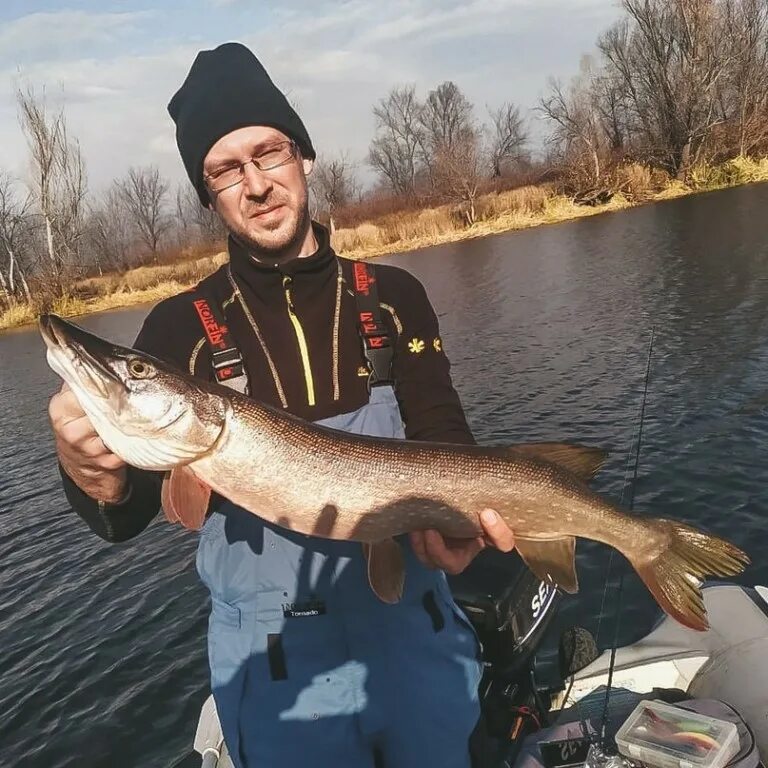 Рыбалка в холодной воде. Холодная рыбалка. Холодно на рыбалке. Рыбаку холодно. Рыбацкий холод Валуйки.