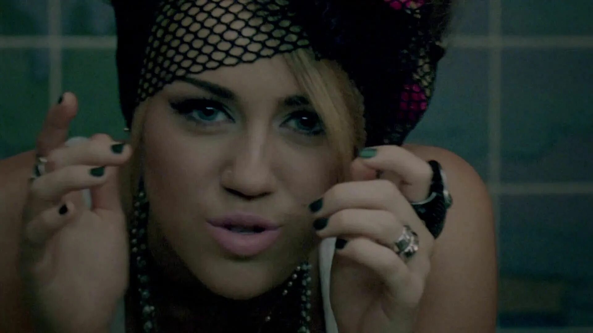 Cyrus who owns my heart. Майли сайрус who owns my. miley cyrus - who owns my heart (official video). miley cyrus - who owns my heart (2010). who owns my heart.