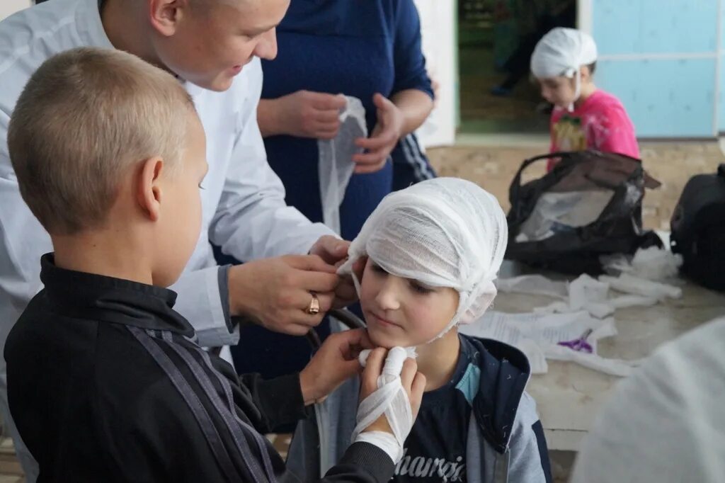 Оказание первой помощи детям в лагере. Оказание первой помощи в школе детям. Занятия по первой медицинской помощи. Оказание помощи детям в ЧС. Урок помоги первым