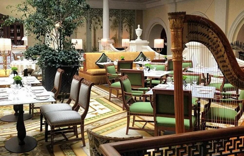 Сизонс спб. Four Seasons Санкт-Петербург Tea Lounge. Терраса four Seasons Санкт-Петербург. Чайная гостиная four Seasons. Tea Lounge ресторан.