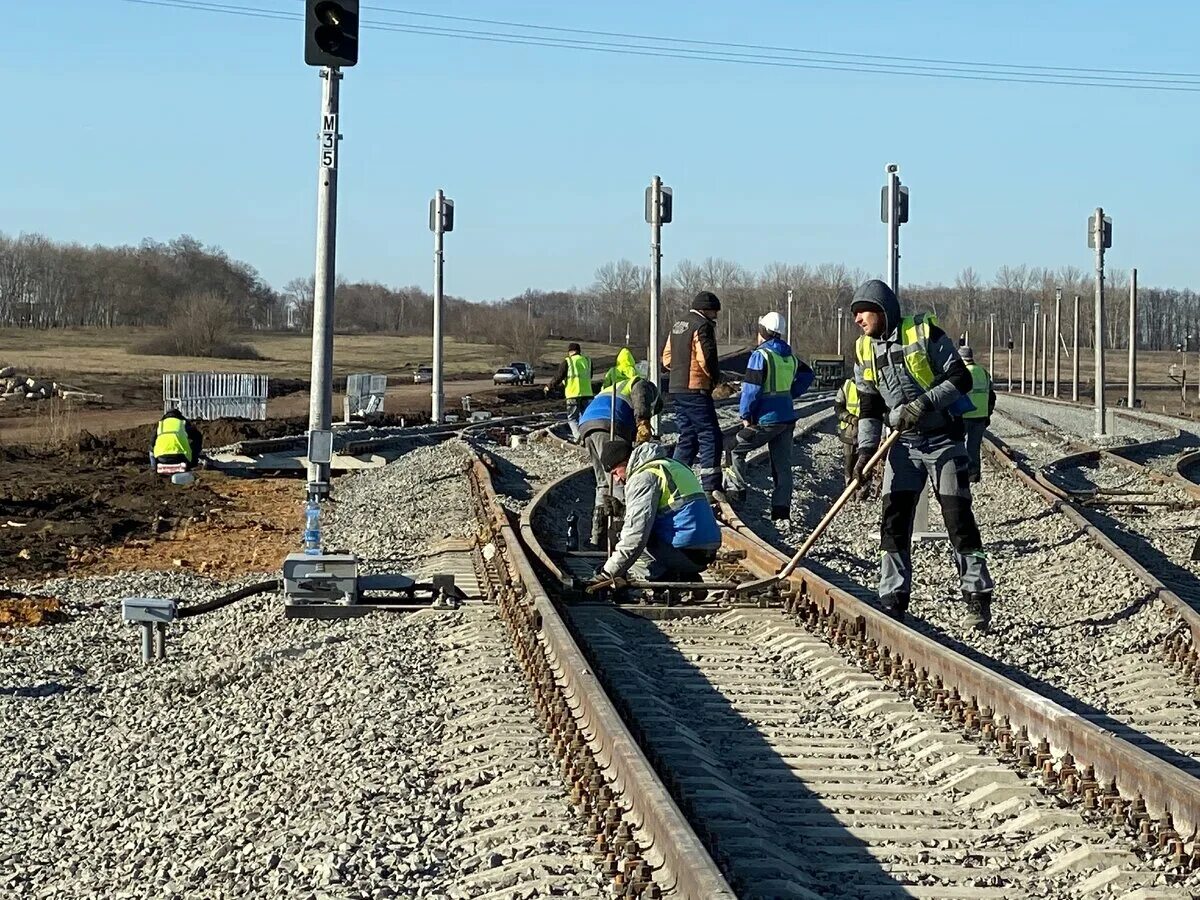 Укладка железнодорожных путей. Стройка железной дороги. Строительство железных дорог. Стройка ЖД путей.