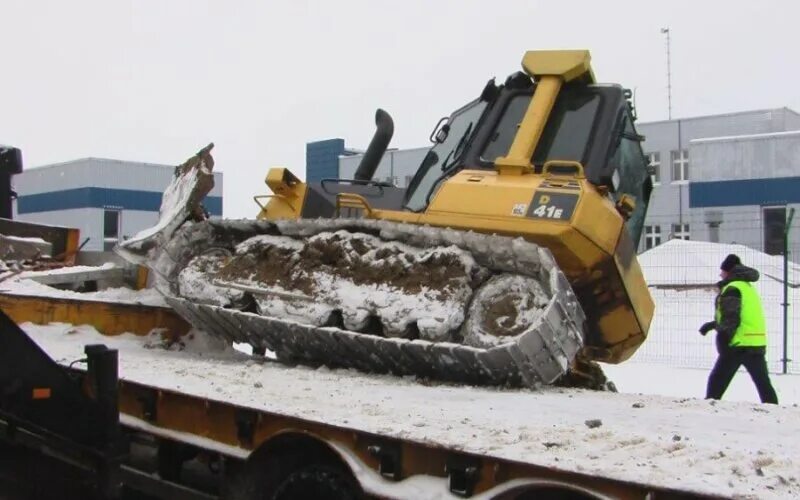 Трактор свалился с трала. Бульдозер упал. Бульдозер заезжает на трал. Несчастный случай с бульдозером. Экскаватор упал с трала.