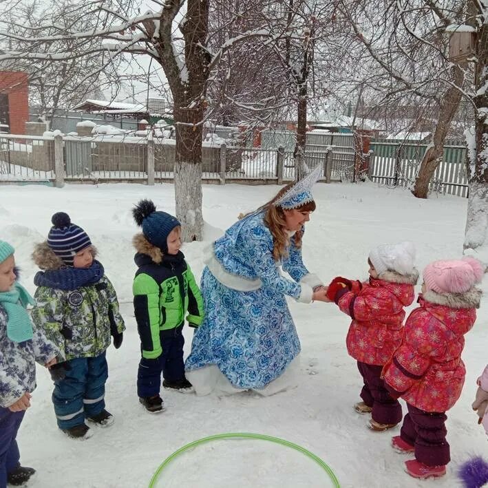 Прогулка в яслях зимой. Прогулка в детском саду. прогулка в детском саду зимой. дети на прогулке. дети на прогулке в детском саду зимой.