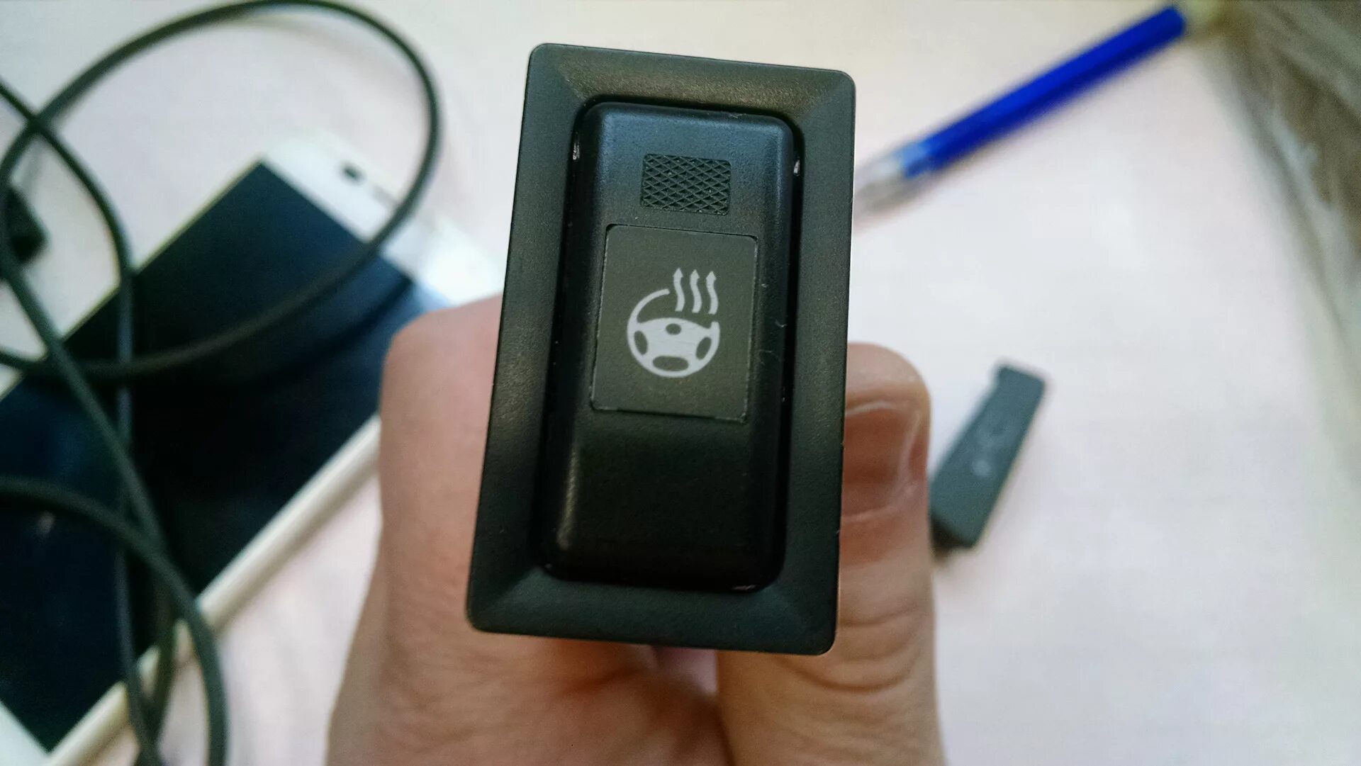 Кнопка обогрева руля kia sportage. Кнопка обогрева руля. Кнопка подогрева для toyota. Кнопка включения подогрева руля vw touareg 1. Кнопка обогрева руля.